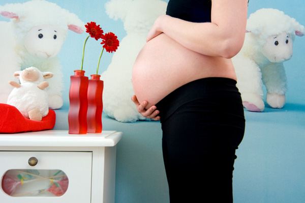 pregnant-belly-nursery_jcpqzh
